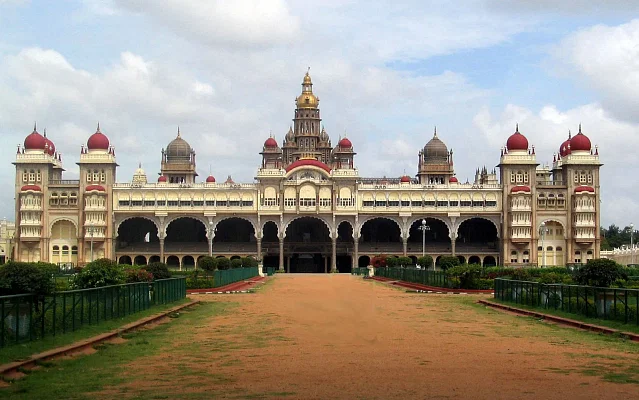 <span style="padding-left: 8px"><i class="far fa-calendar-alt"></i>  DAY 1</span>- Arrival in Bangalore