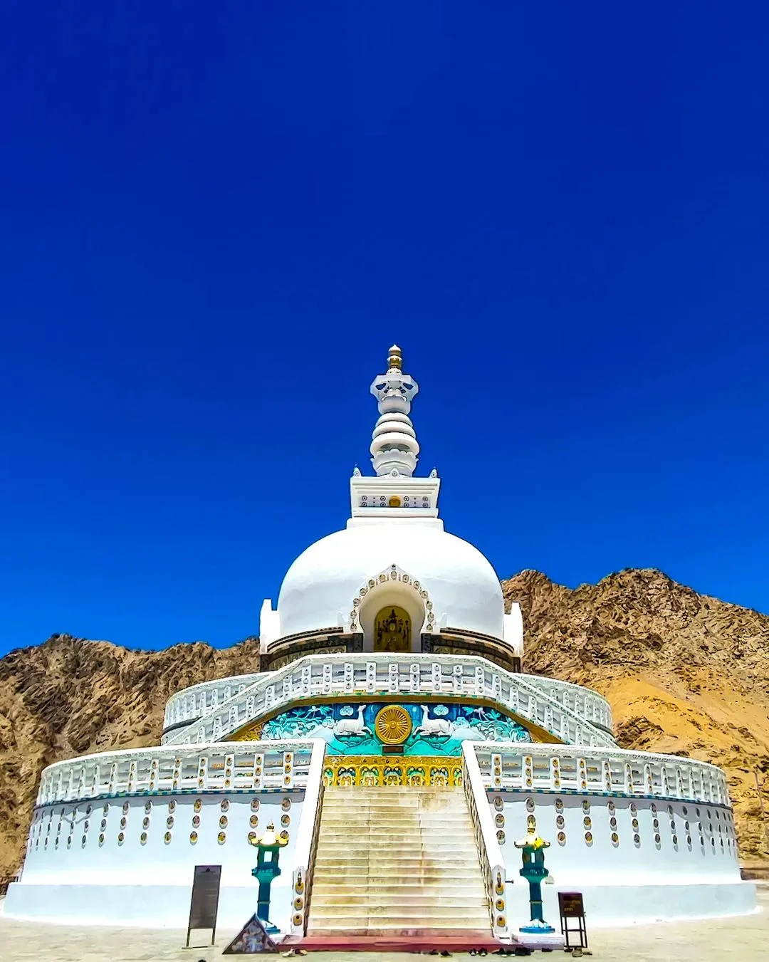 <span style="padding-left: 8px"><i class="far fa-calendar-alt"></i>  DAY 1</span>- Arrive in LEH