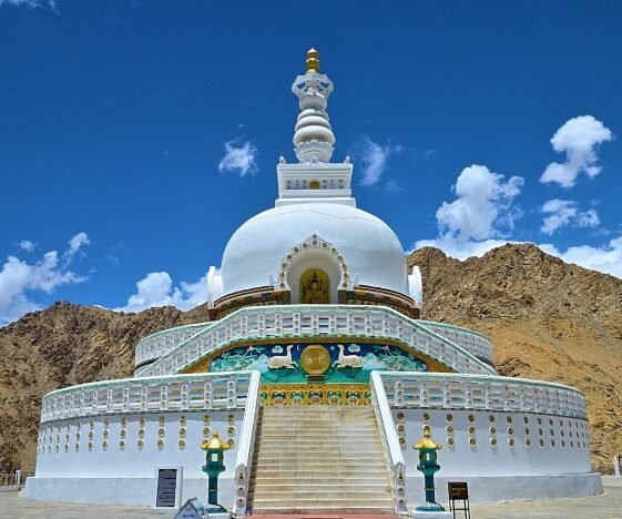 <span style="padding-left: 8px"><i class="far fa-calendar-alt"></i>  DAY 1</span>- Arrive in LEH